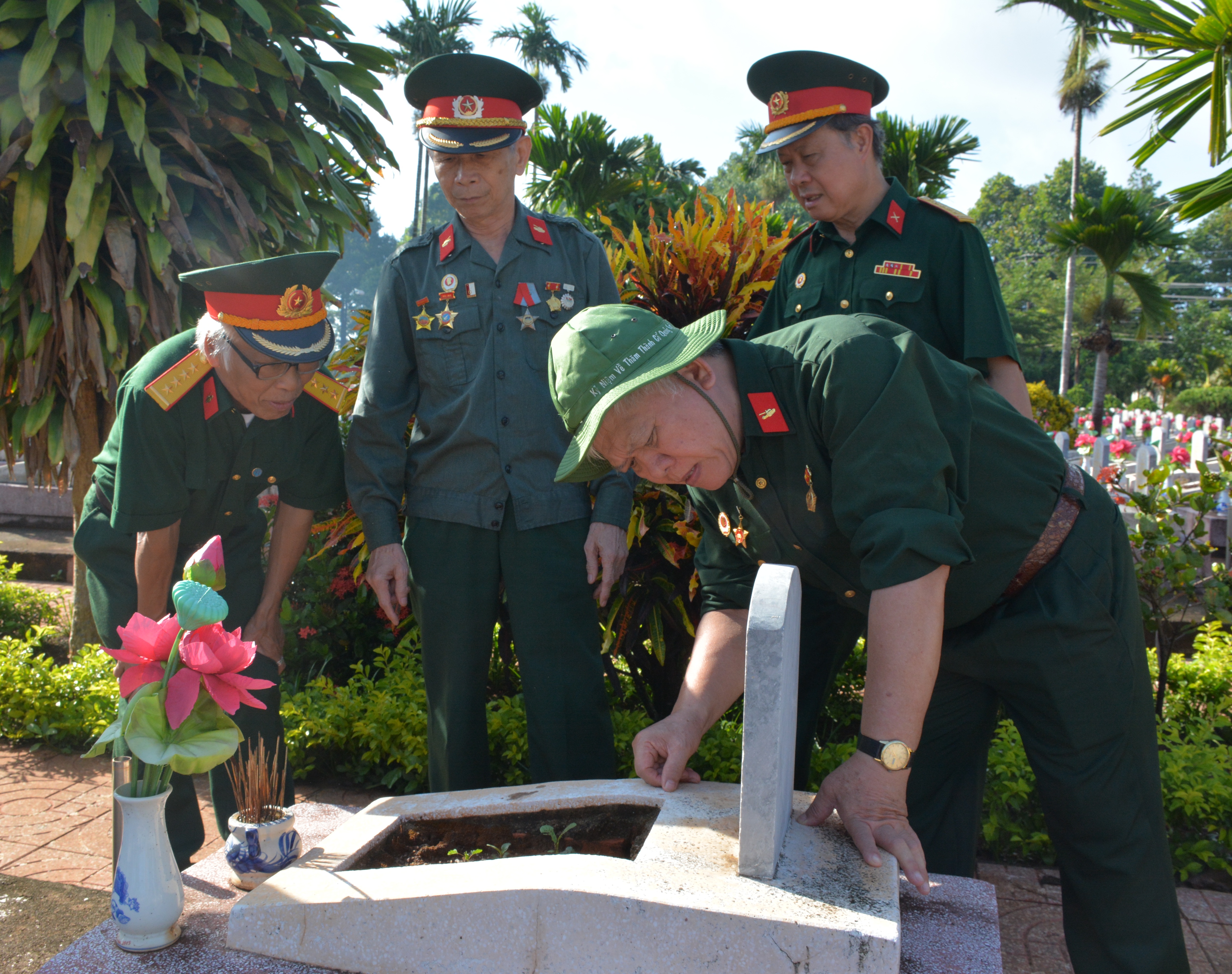 Về bên đồng đội